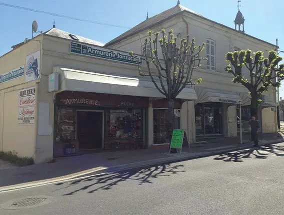 ArmurerieJonzacaisefacade.webp