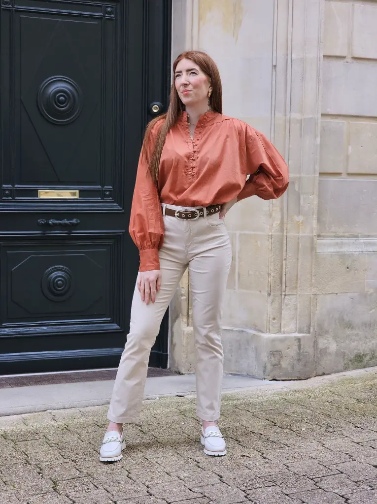 TandM.Pantalon chino Parami Blouse terracota coton de Notshy Doudoune sans manche Max et Moi 7-min.webp