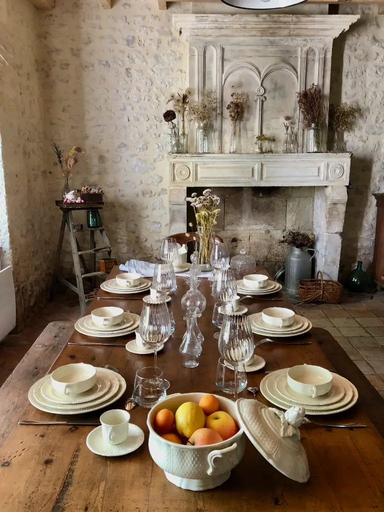 table-de-ferme-decoration-campagne.webp