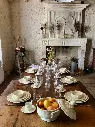 table-de-ferme-decoration-campagne.webp